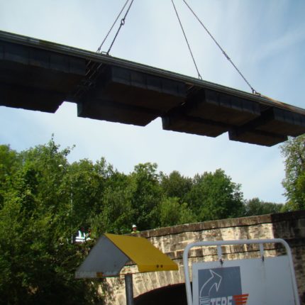 Le grutage de la passerelle